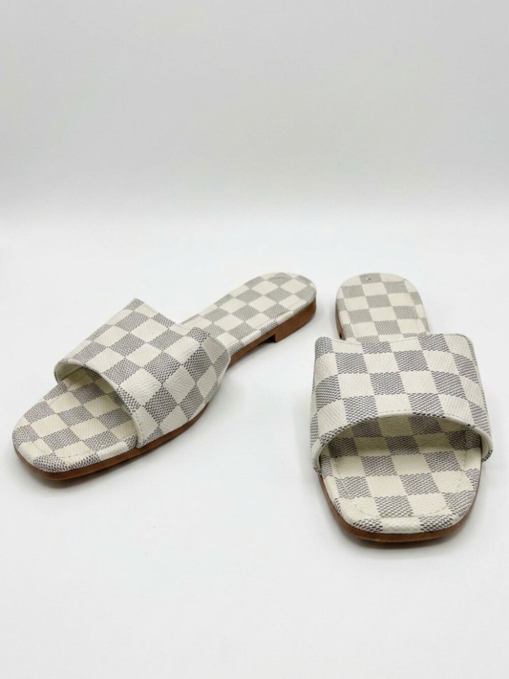 NWOT Women's Checkered Sandals - US 7